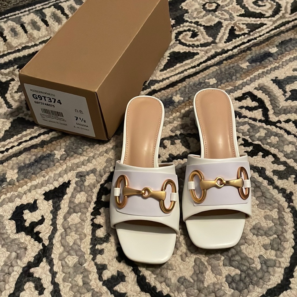 NWT, white chunky heel, peel toe slide with gold metal hardware!